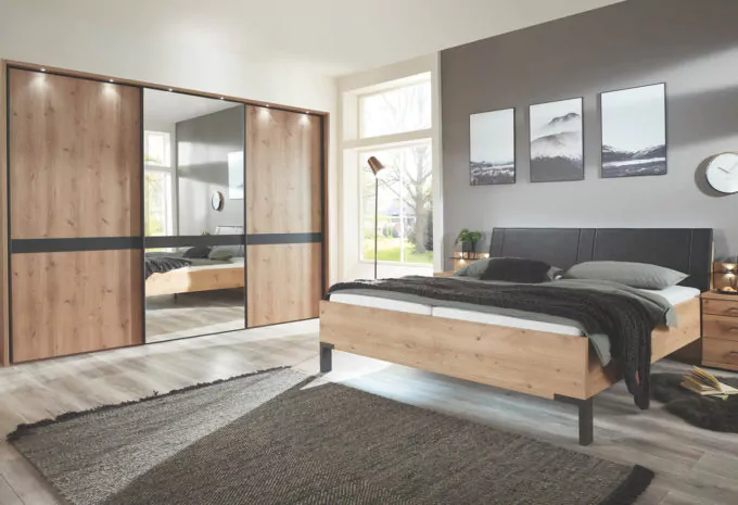 schlafzimmer mit spiegelschrank